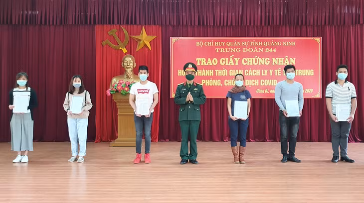 3.	Lãnh đạo Trung đoàn 244 trao giấy chứng nhận hoàn thành thời gian cách ly cho các công dân.