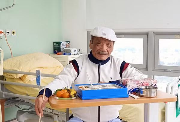Sau 17 ngày điều trị, NSND Trần Hiếu đã được xuất viện.