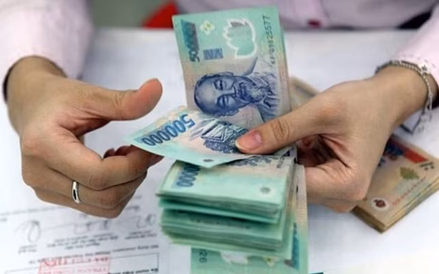 Mức thưởng Tết luôn được người lao động ngóng chờ. Ảnh: TL