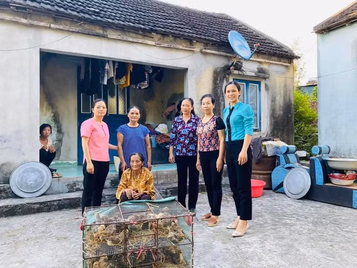 Hội LHPN phường Thanh Sơn trao hỗ trợ gà giống cho các hộ nghèo trên địa bàn phường. Ảnh: Vân Anh