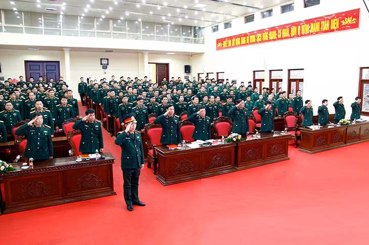 Các đại biểu thực hiện nghi thức chào cờ tại lễ phát động.