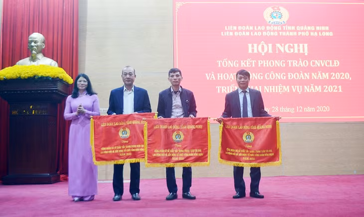 Đồng chí Đỗ Thị Ninh Hường, Chủ tịch LĐLĐ tỉnh trao Cờ thi đua toàn diện của LĐLĐ tỉnh cho các tập thể có thành tích trong phong trào thi đua năm 2020.