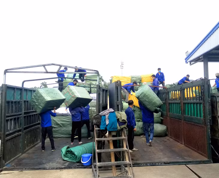 Công nhân bốc xếp hàng hoá tại Bãi kiểm hoá cầu Bắc Luân II (TP Móng Cái).