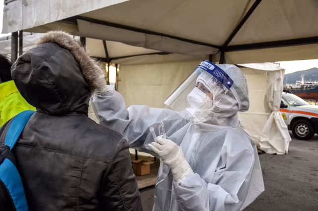Anh đã phát hiện virus SARS-CoV-2 biến thể khó phát hiện và lây lan nhanh hơn. (Ảnh: AP)