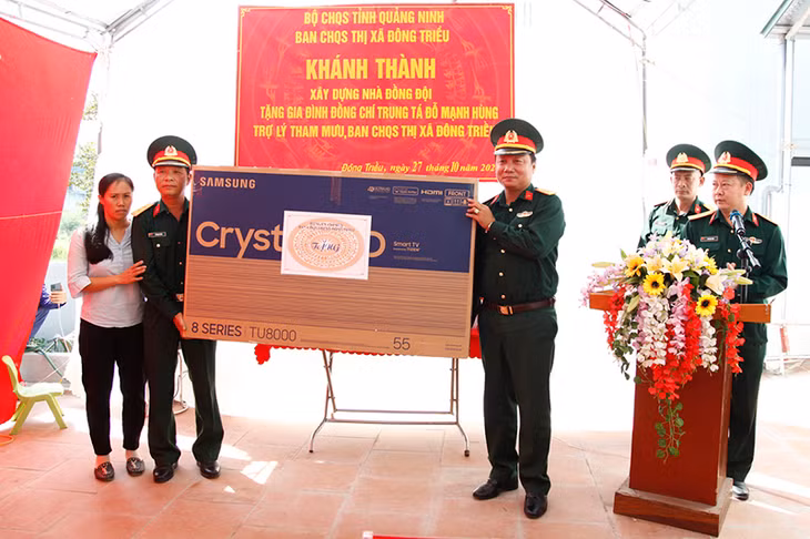 Ban CHQS TX hỗ trợ 70 triệu đồng xây dựng nhà đồng đội cho Trung tá Đỗ Mạnh Hùng, Trợ lý Tham mưu, Ban CHQS TX (Được biết, trước kia đồng chí Hùng có thời gian công tác 10 năm tại Quân đảo Trường Sa )