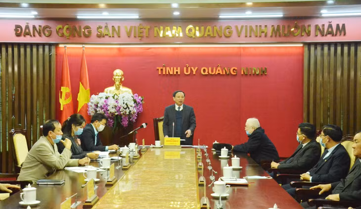 Đồng chí Nguyễn Xuân Ký, Bí thư Tỉnh ủy, Chủ tịch HĐND tỉnh phát biểu tại cuộc gặp mặt.