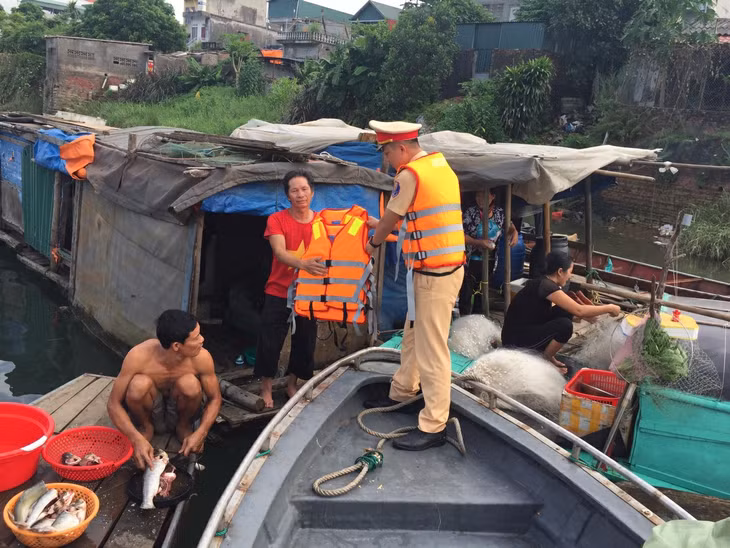 Công an TP Móng Cái, tặng áo phao cho người dân sinh sống ở bờ sông Ka Long. Tháng 10/2020.