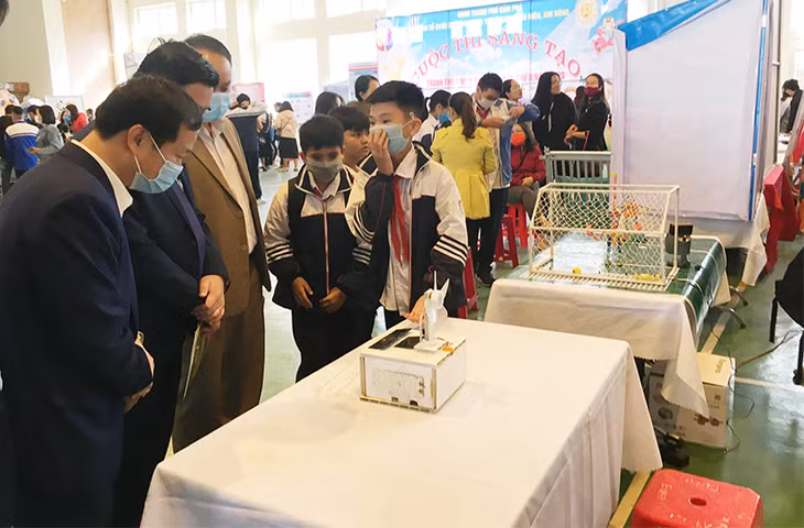 Việc đeo khẩu trang được thực hiện nghiêm túc tại các hoạt động tập trung đông người.