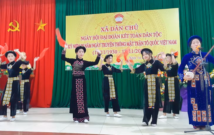 Nhân dân xã Dân Chủ (TP Hạ Long) tổ chức Ngày hội Đại đoàn kết toàn dân tộc, tháng 11/2020.