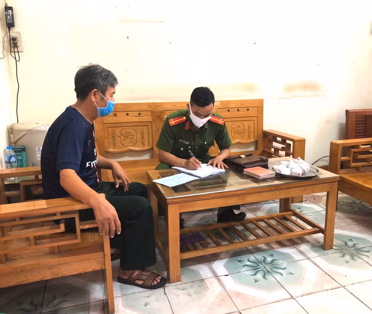Công an TP Uông Bí trực tiếp đến nhà người dân để trả kết quả giải quyết TTHC.