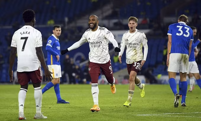 Lacazette (số 9) ghi bàn trong ba trận liên tiếp. Ảnh: AP