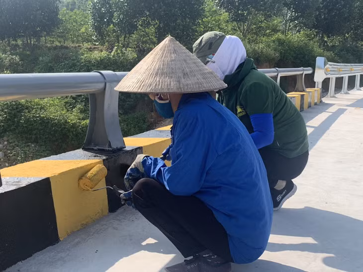Ảnh 2. Công nhân tiến hành sơn vạch phản quang đảm bảo ATGT tại hệ thống cầu thuộc xã Bình Khê, TX Đông Triều