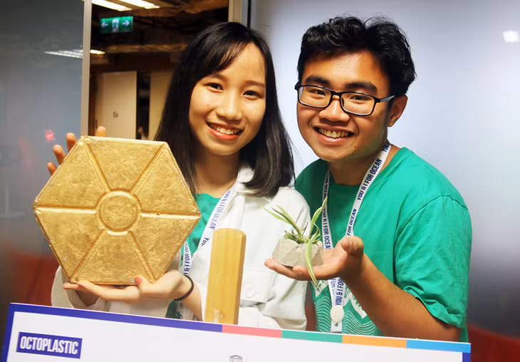 5 thành viên của nhóm Octoplastic với sản phẩm Gạch nhẹ từ rác thải nhựa. Ảnh: Nguyễn Thảo