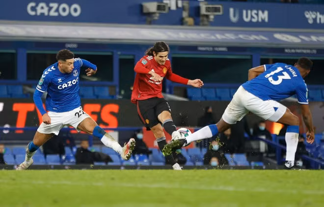 2 trong số 4 bàn của Cavani cho MU mùa này được ghi vào lưới Everton. Ảnh: Reuters.