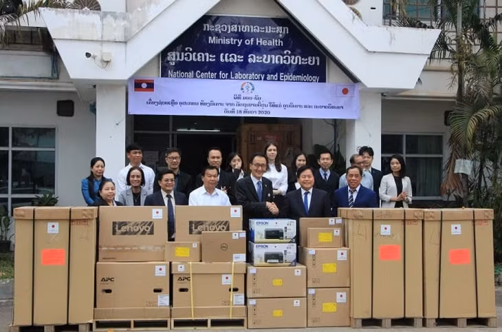 Đại sứ Nhật Bản trao tặng lô hàng vật tư y tế do Chính phủ Nhật hỗ trợ Lào.
