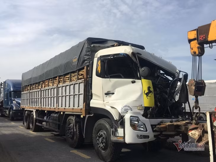 Xe tải hư hỏng nặng sau khi đâm vào đuôi xe container
