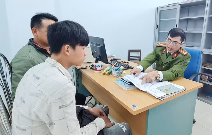 Công an xã Đồn Đạc (Ba Chẽ) hướng dẫn người dân khai báo hồ sơ giải quyết thủ tục hành chính.