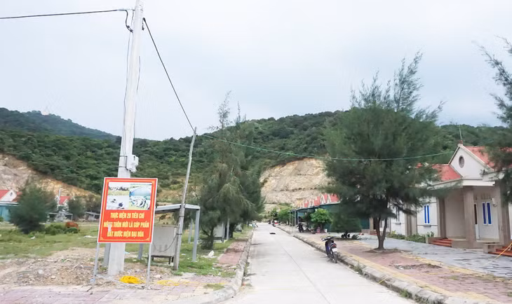 Cán bộ, người dân đảo Trần tích cực xây dựng NTM và tiến tới xây dựng NTM nâng cao.