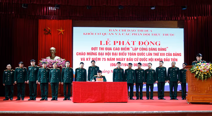 Các cơ quan, đơn vị ký kết thực hiện đợt thi đua cao điểm 