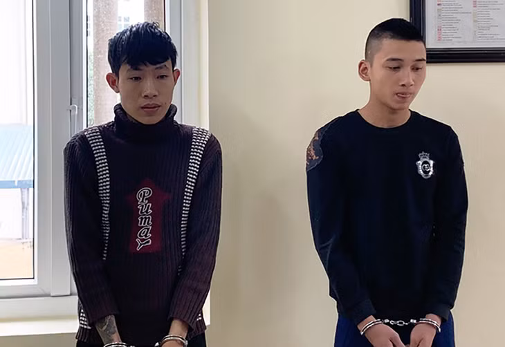 Hiếu (trái) và Việt Anh tại cơ quan điều tra. Ảnh: Công an cung cấp.