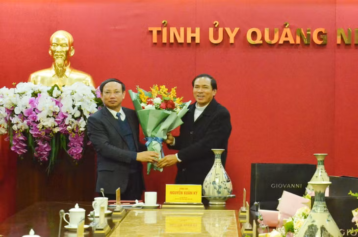 Đồng chí Nguyễn Xuân Ký cùng các đồng chí lãnh đạo tỉnh chúc mừng các linh mục nhân Giáng sinh 2020