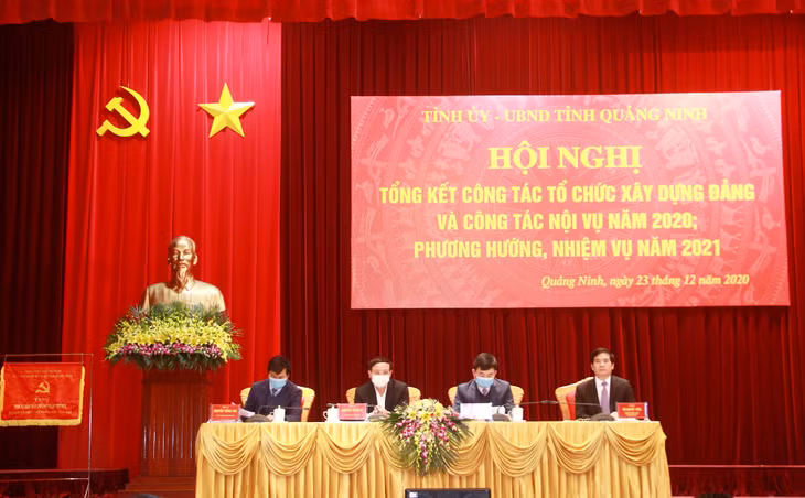 Các đồng chí lãnh đạo tỉnh tham dự hội nghị.