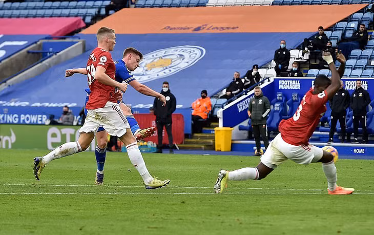 Barnes sút căng bằng má ngoài chân trái, đưa bóng sát cột gần khung thành De Gea. Ảnh: LFC.
