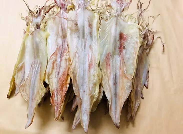 Mực sau khi được phơi khô có màu trắng hồng.