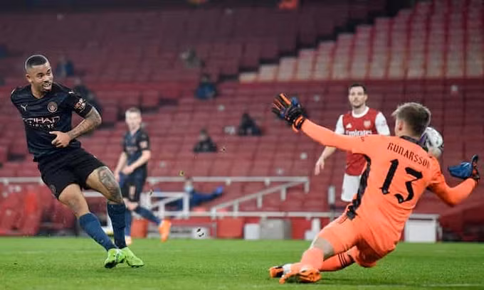  Arsenal kiên cường chống lại sức ép từ Man City trong hiệp một. Ảnh: Reuters.