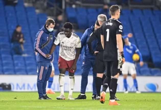  Saka dính chấn thương trước Brighton.