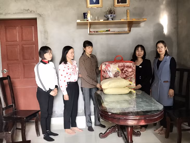 Các cấp Hội LHPN TX Đông Triều thăm hỏi, tặng quà đột xuất cho hội viên có hoàn cảnh khó khăn.