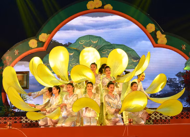 Duyên dáng trà hoa vàng qua điệu múa
