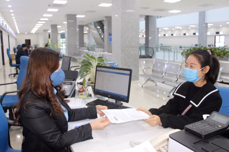 Chị Nguyễn Thị Lan Trinh, Công ty Tư vấn Quang Phong đến nhận kết quả tại Trung tâm Phục vụ Hành chính công tỉnh.