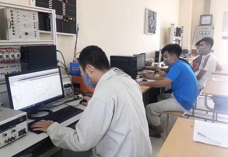 Lớp học nghề tại Khoa điện,Trường Cao đẳng Việt - Hàn Quảng Ninh.
