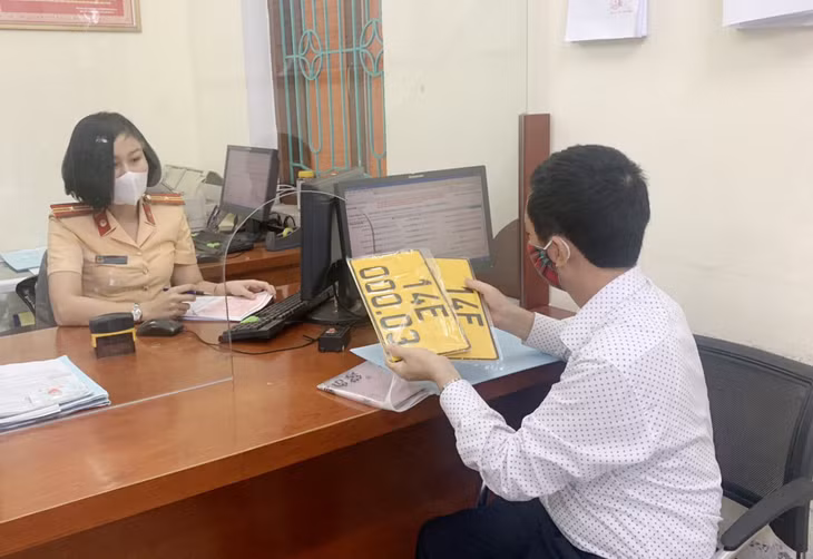 Người dân đến lấy biển kiểm soát đăng ký phương tiện vận chuyển hành khách theo quy định.