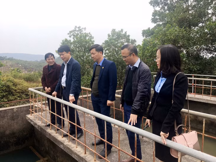Đại diện lãnh đạo Công ty CP Nước sạch Quảng Ninh kiểm tra tiến