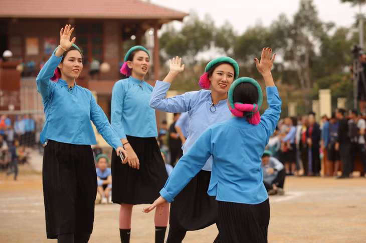 Động viên tinh thần đội bạn.