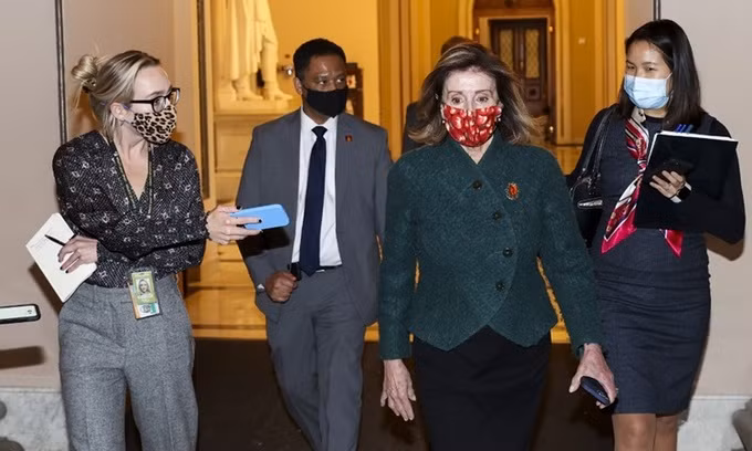 Chủ tịch Hạ viện Pelosi rời phòng họp sau cuộc bỏ phiếu hôm 28/12. Ảnh: AFP.