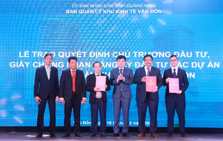 Đồng chí Ngô Hoàng Ngân, Phó Bí thư Thường trực Tỉnh ủy, trao quyết định chủ trương đầu tư và giấy chứng nhận đầu tư cho dự án Bến cảng cao cấp Ao Tiên - Vân Đồn và Tổ hợp khách sạn và căn hộ nghỉ dưỡng cao cấp Ao Tiên - Cát Linh Vân Đồn.