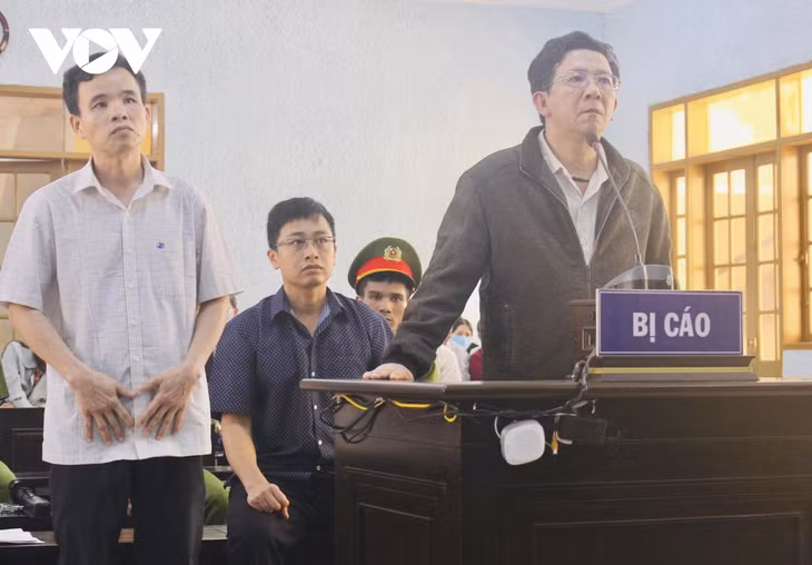 Bị cáo Nguyễn Hồng Lam (đứng trước vành móng ngựa) bị tuyên 15 năm tù giam