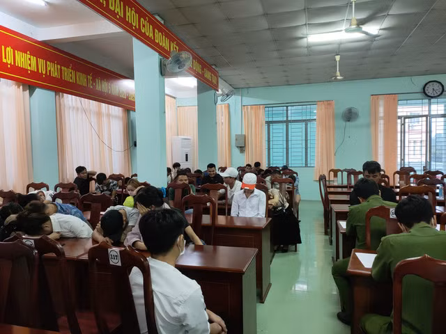 CA lập biên bản xử lý đối với đối tượng dương tính với chất ma túy. (theo Báo Bình Dương)