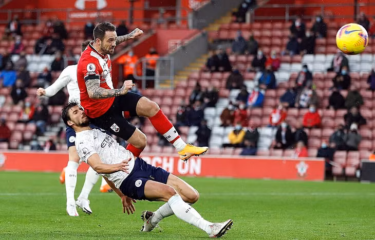 Tình huống Dias va chạm với Ings, khiến tiền đạo Southampton ngã trong cấm địa. Ảnh: Reuters.