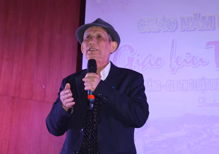 Nhà thơ Mai Phương đọc thơ trong một chwong trình giao lưu.