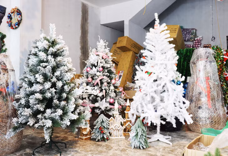 Cây thông Noel có nhiều kiểu dáng, mẫu mã cho khách hàng lựa chọn.