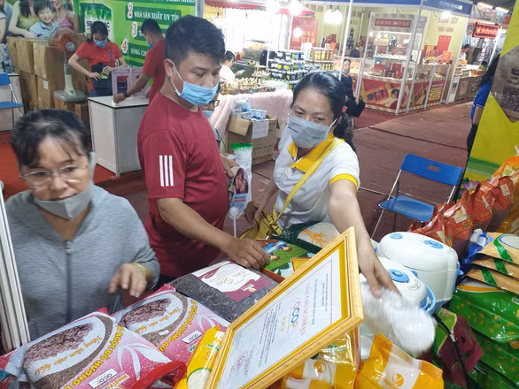 Gạo đặc sản thu hút sự quan tâm của nhiều người dân tại hội chợ - Ảnh: NGUYỄN TRÍ