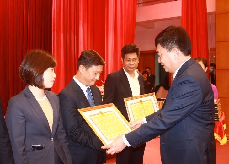 Đồng chí Ngô Hoàng Ngân, Phó Bí thư Thường trực Tỉnh ủy, trao Bằng khen của UBND tỉnh cho các tập thể có thành tích xuất sắc.