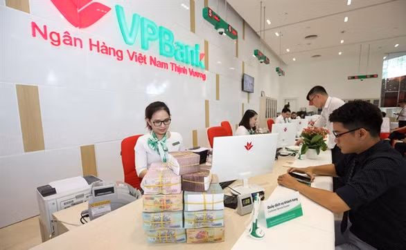 Khách hàng giao dịch tại VPBank - Ảnh minh họa - Ảnh: T.L