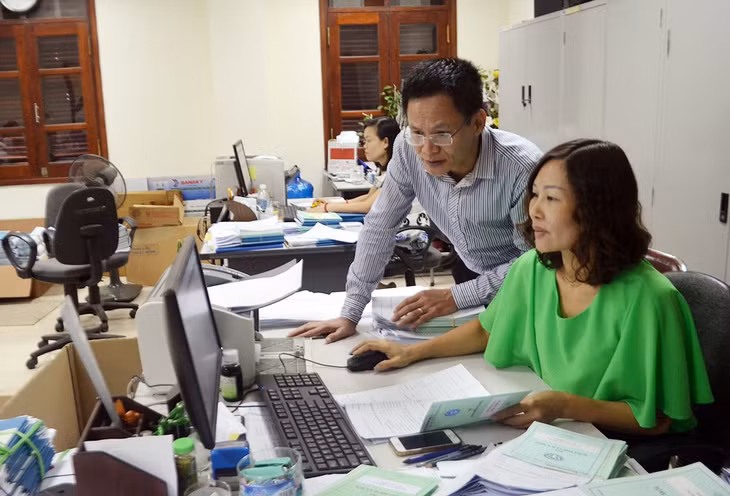 Lãnh đạo BHXH tỉnh kiểm tra thủ tục đang ký KCB BHYT 