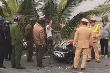 Nam thanh niên đạp vào xe sau tai nạn. Ảnh: Người dân cung cấp.