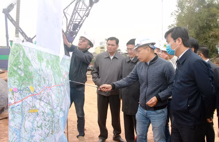 Đồng chí Nguyễn Tường Văn, Chủ tịch UBND tỉnh, nghe đơn vị thi công báo cáo tiến độ thi công cao tốc Vân Đồn - Móng Cái.